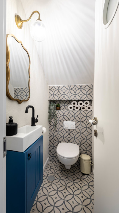 שרותי אורחים מתחת למדרגות, תכנון ועיצוב פנים עינב דינוביץ