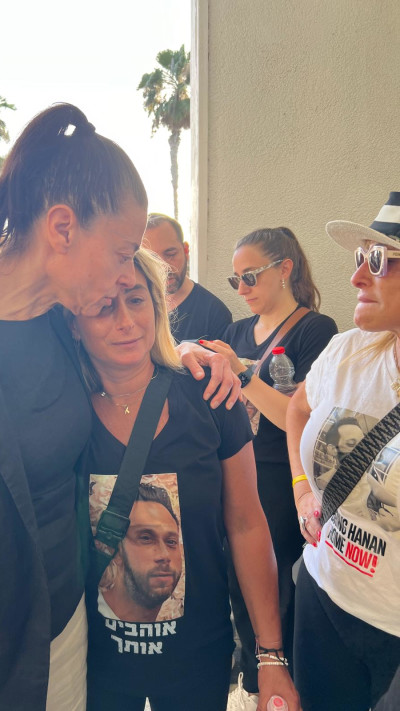 מירב מיכאלי חולקת כבוד אחרון לחנן יבלונקה ז''ל (צילום: פרטי)