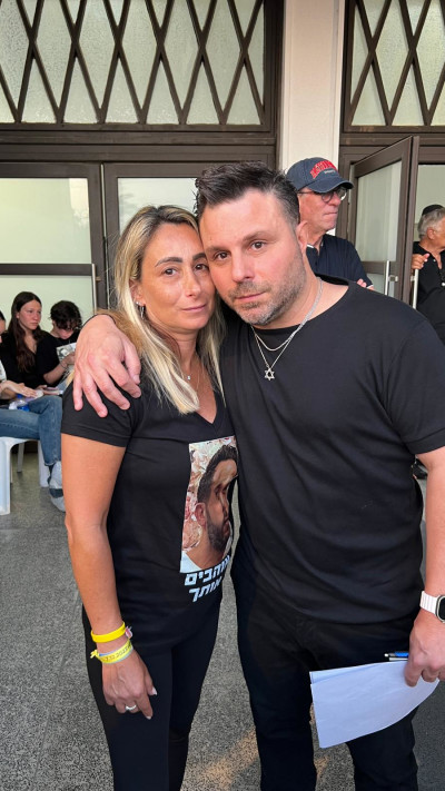 טילטיל חולק כבוד אחרון לחנן יבלונקה ז''ל (צילום: פרטי)