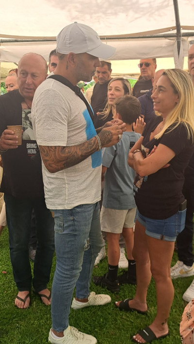 אייל גולן חולק כבוד אחרון לחנן יבלונקה ז''ל (צילום: פרטי)