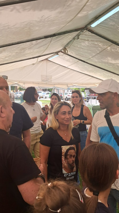 אייל גולן חולק כבוד אחרון לחנן יבלונקה ז''ל (צילום: פרטי)