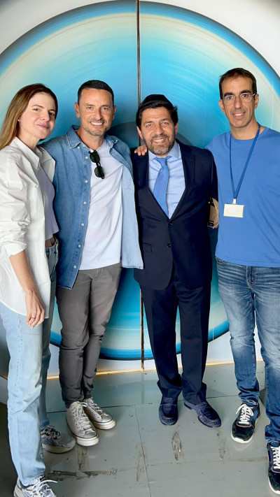 רועי עוז, הרב מרדכי חסידים, גיא זוארץ ולירון ויצמן בבית ''האח הגדול'' (צילום: באדיבות איציק אוחנה מכיכר השבת ואינסטגרם הרבנית)