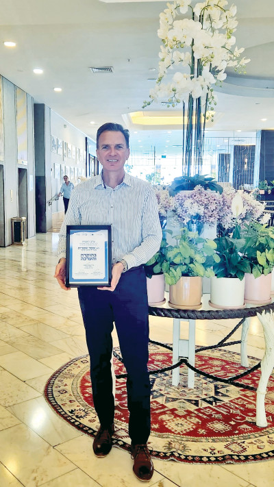 תעודת הוקרה לעופר שטרית, מנכ''ל מלון קיסר קיסר פרמייר טבריה (צילום: מלון קיסר פרמייר טבריה )