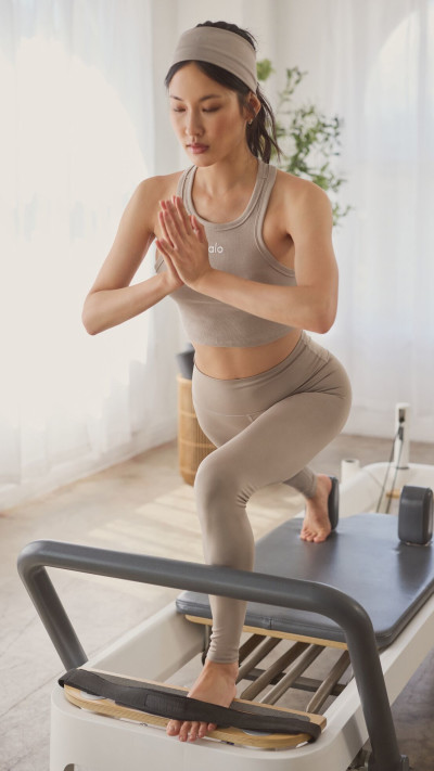 אלו יוגה צבע חדש גראבל גופיה: 205 ש״ח, טייץ: 590 ש״ח, סרט לשיער: 105 ש״ח