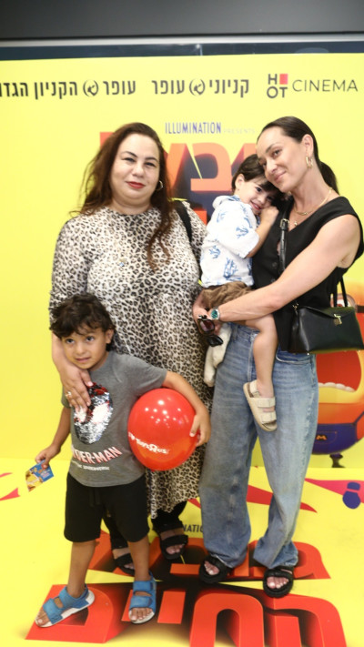 אנה ארונוב, אמירה בוזגלו וילדיהם (צילום: אסף לב)