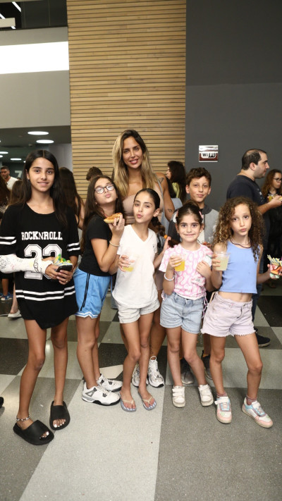 גל רובין עם חמשת ילדיה (צילום: אסף לב)