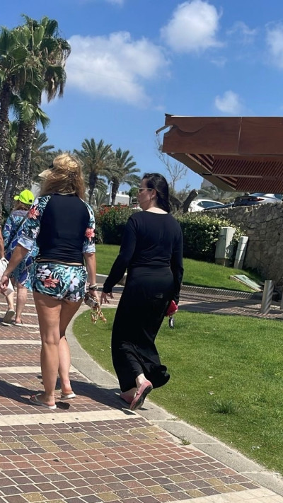 טלי גוטליב מבלה בים  (צילום: פרטי)