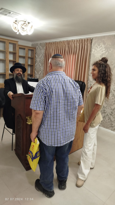 שלומית מלכה עם אביה מקס והרב יעקב איפרגן (צילום: פרטי)