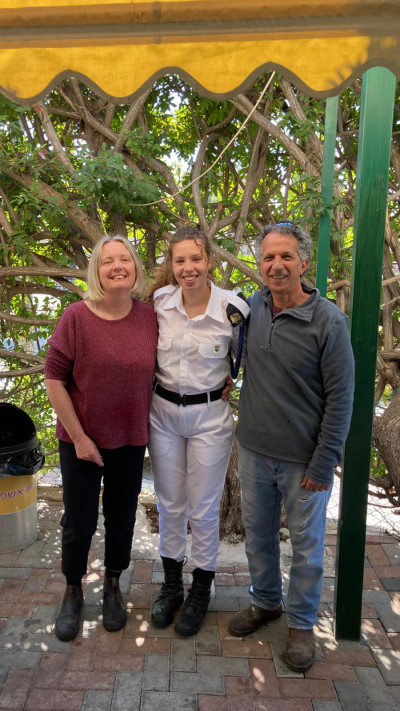 שירתה כמדריכת סימולטור בחיל הים. קים ז''ל עם הוריה גדעון וג'ניפר דמתי