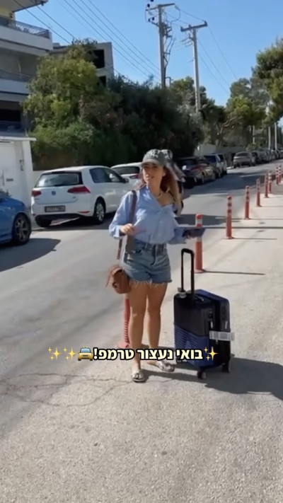 שירי מימון עוצרת טרמפים באתונה (צילום: צילום מסך מתוך האינסטגרם)