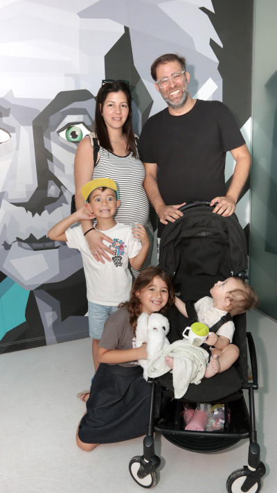 אורן חזן, רינת חזן והילדים (צילום: ענת מוסברג)