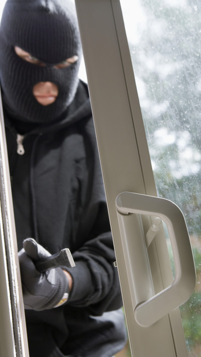 פורץ נכנס הביתה אך לא גונב דבר?