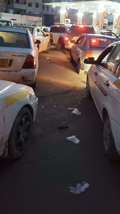 תור לתחנת דלק בתימן (צילום: רשתות ערביות)