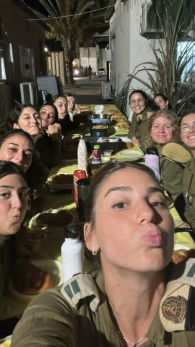 תמונת התצפיתניות רגע לפני הירצחן