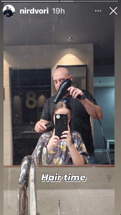 ניר דבורי עושה פן לבתו  (צילום: צילום מסך אינסטגרם)