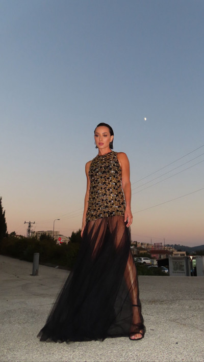 אנה ארונוב בשמלה של בית האופנה משכית. שיער וצילום: אבישי מסטי