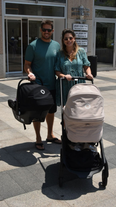 שיר מורנו ובעלה אורן מאור ביציאה מבית החולים  (צילום: צ'ינו)