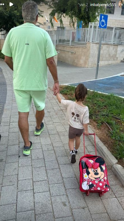 קובי פרץ עם ביתו בדרכם לגן (צילום: צילום מסך רשתות חברתיות לפי חוק 27א לזכויות יוצרים)