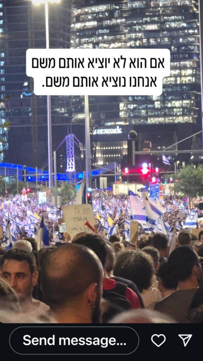 אסי עזר בהפגנה (צילום: צילום מסך מתוך האינסטגרם)