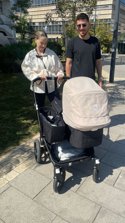 הדר קרקו ובעלה ליאו בורנשטיין ביציאה מבית החולים עם בנם השני (צילום: צ'ינו)