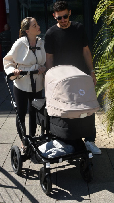 הדר קרקו ובעלה ליאו בורנשטיין ביציאה מבית החולים עם בנם השני (צילום: צ'ינו)