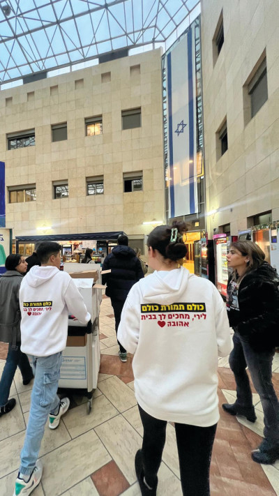 החברים של לירי אלבג