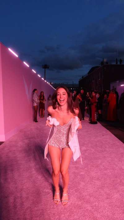 יובל כספית בשמלה של מרגוט