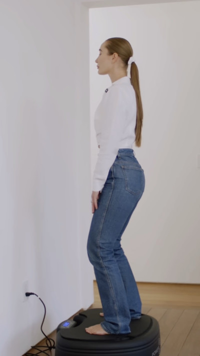 קיילה בארנס-לנץ על צלחת הרטט (צילום: אינסטגרם)