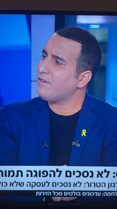 ירון אברהם חוזר להגיש לאחר השתלת השיער (צילום: צילום מסך אינסטגרם)