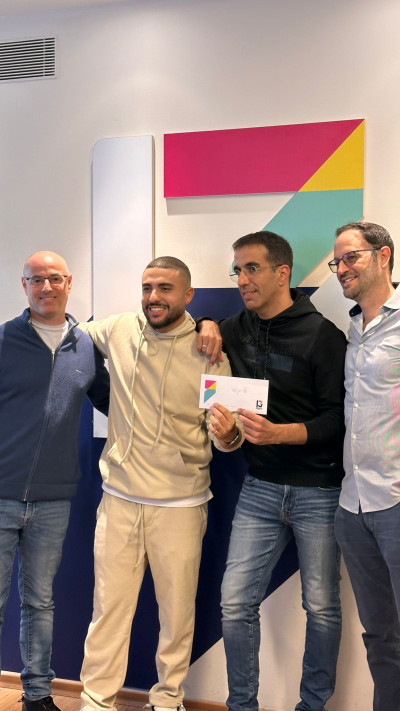 אור בן דוד מקבל את הצ'ק (צילום: יחצ)