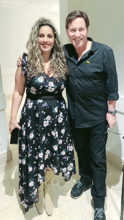 הזמר אבי טולדנו, ריקי סופר מנהלת התרבות של פאלאס מודיעין (צילום: יחצ)
