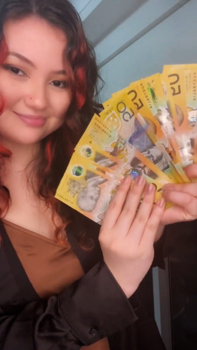 רובי ג'ייד, מרוויחה כסף כבת זוג מקצועית ו״צופה״