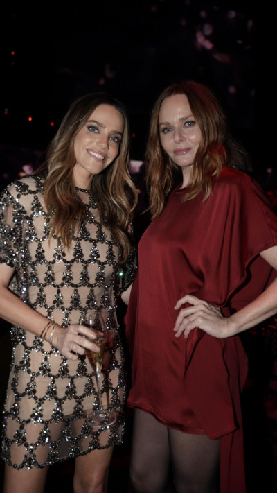 סטלה מקרטני ורותם סלע  (צילום: בת שחר ניסן)