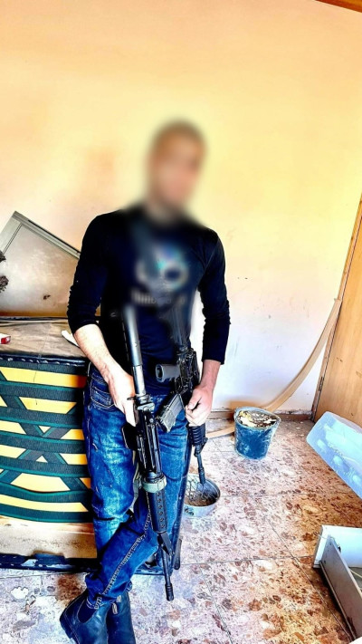 החשוד מבצע ירי ומחזיק כלי נשק כפי שנחשף במכשירו הסלולרי (צילום: דוברות המשטרה)
