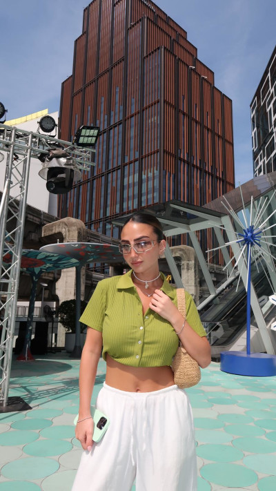מלי על רקע Pathumwan Princess Hotel (צילום: באדיבות המצולמת)