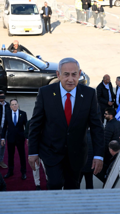 בנימין נתניהו עולה על מטוס כנף ציון (ארכיון, צילום: אבי אוחיון לע''מ)
