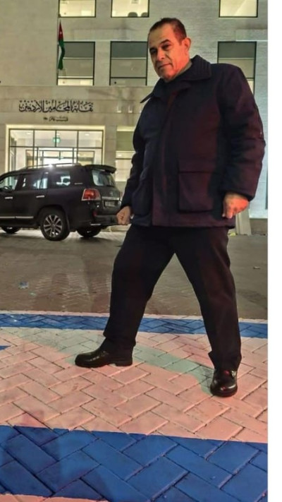 סגן ראש לשכת עורכי הדין של ירדן, וליד אל-עדואן, דורך על דגל ישראל