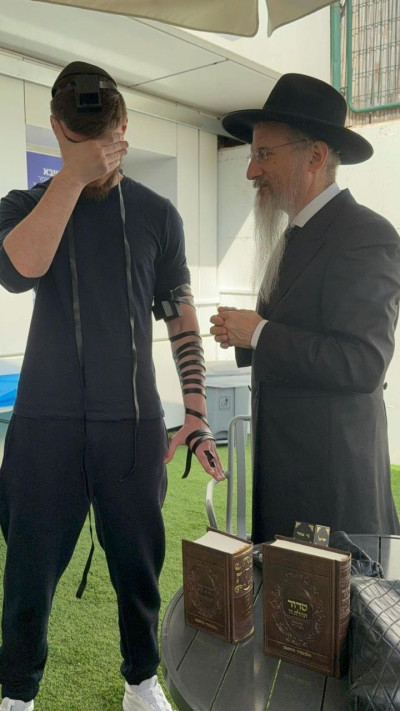 סשה טרופונוב מניח תפילין בבית החולים ''שיבא'' (צילום: בית חולים שיבא)