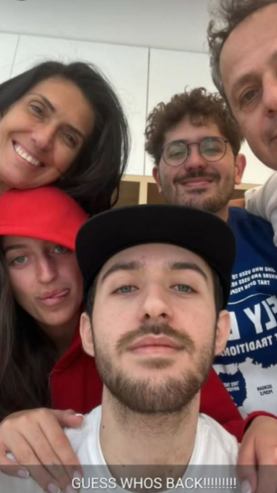 עומר שם טוב בסלפי ראשון עם המשפחה (צילום: תיעוד ברשתות החברתיות לפי סעיף 27 א' לחוק זכויות יוצרים)
