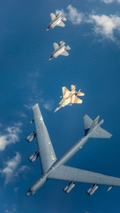 מפציץ B-52 אמריקאי ומטוסי חיל האוויר הישראלי (צילום: דובר צהל)