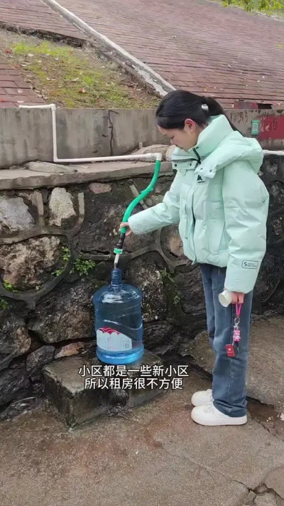 יאנג בת ה-18 שגרה בשירותים בעבודתה, מראה את שגרת חייה