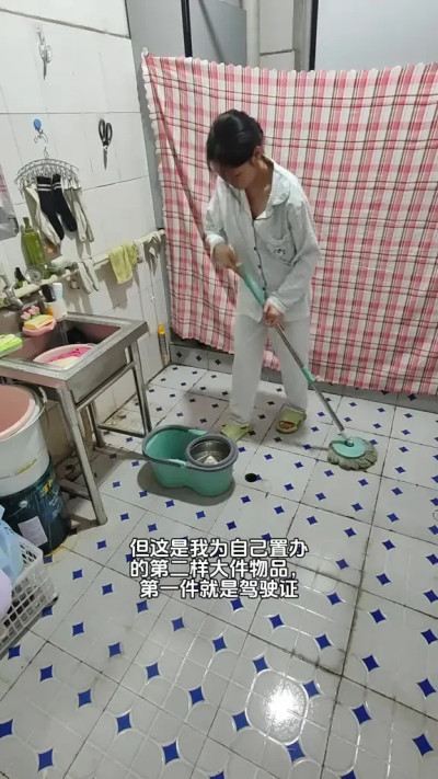 יאנג בת ה-18 שגרה בשירותים בעבודתה, מראה את שגרת חייה