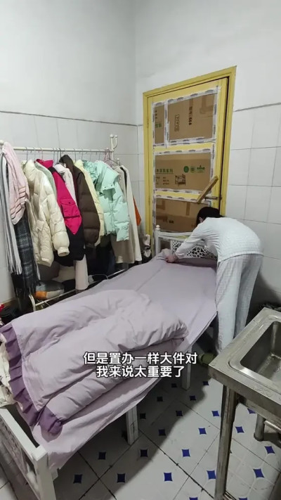 יאנג בת ה-18 שגרה בשירותים בעבודתה, מראה את שגרת חייה