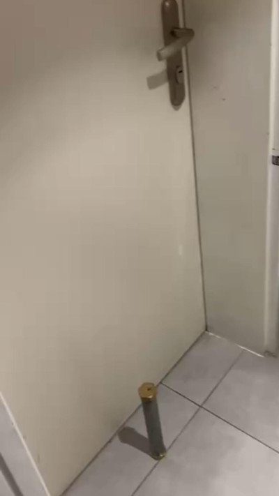 מטען הדמה אשר הונח מול ביתו של המאהב מגני תקווה (צילום: דוברות המשטרה)