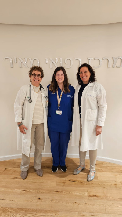 מימין לשמאל: ד''ר עדי בכר, מיה פסטרנק וד''ר יונה קיטאי (צילום: דוברות מרכז רפואי ''מאיר'' מקבוצת ''כללית'')