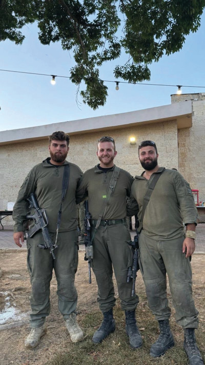 רס''ן ג׳לאא אבראהים ז''ל וחבריו לפלוגה (צילום: באדיבות המשפחה)