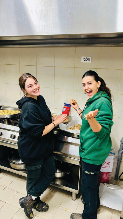 שינשיניות עובדות במטבח בית השנטי (צילום: דן אברהם)