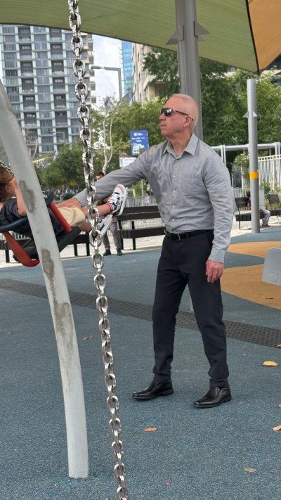 יואב גלנט נתפס בגינת השעשועים (צילום: פול סגל)