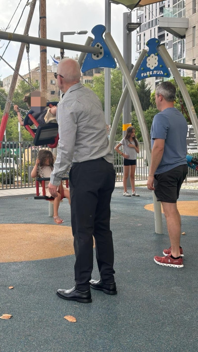 יואב גלנט נתפס בגינת השעשועים (צילום: פול סגל)