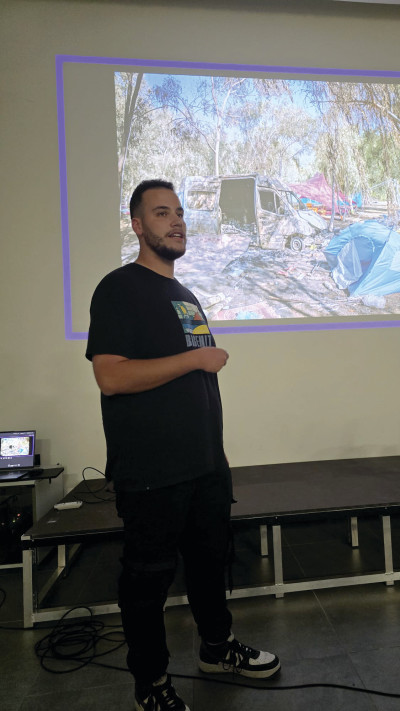 עומר לשם בהרצאה (צילום: צילום פרטי)